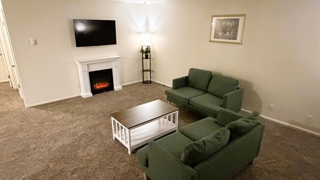 Building Photo - Furnished unit with huge backyard.