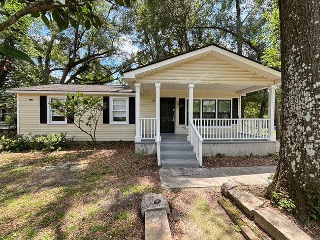 Photo - Available now! Freshly updated 3 bed 2 bath Downtown Summerville!