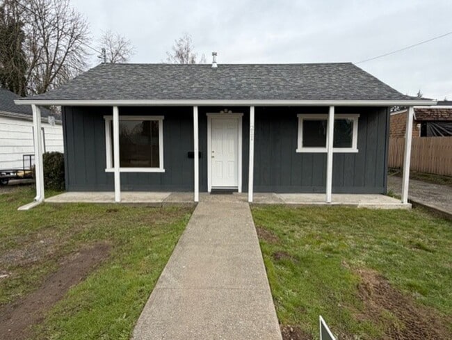 Building Photo - Stylish & Updated 2-Bedroom Home