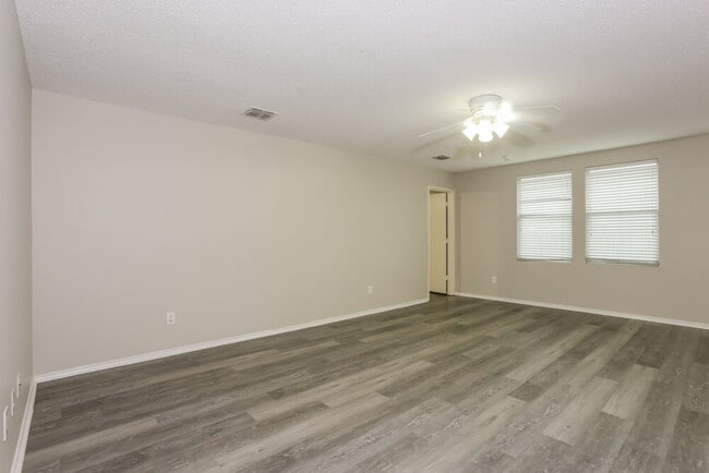 Photo - 321 Daisy Ln