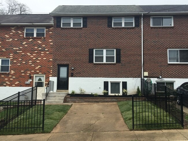 Building Photo - 3 Bedroom Renovated Borough Townhome with Fenced Yard & Off-Street Parking – Walk to Downtown Wes...