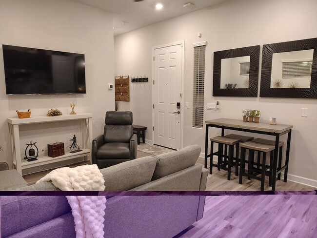 Main Entry/Dinette/Living - 521 S 197th Ln Unidad 2