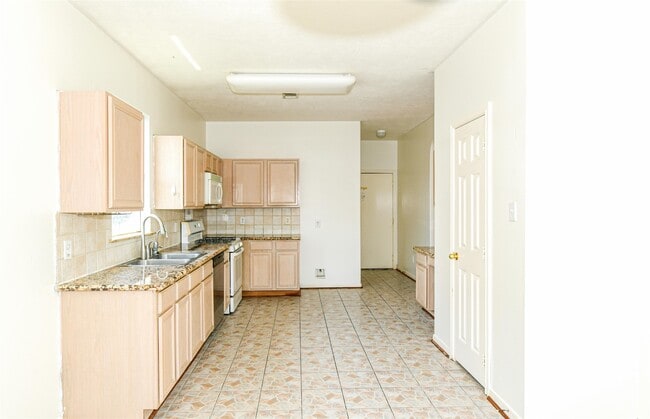 Building Photo - 14723 El Tesoro Dr