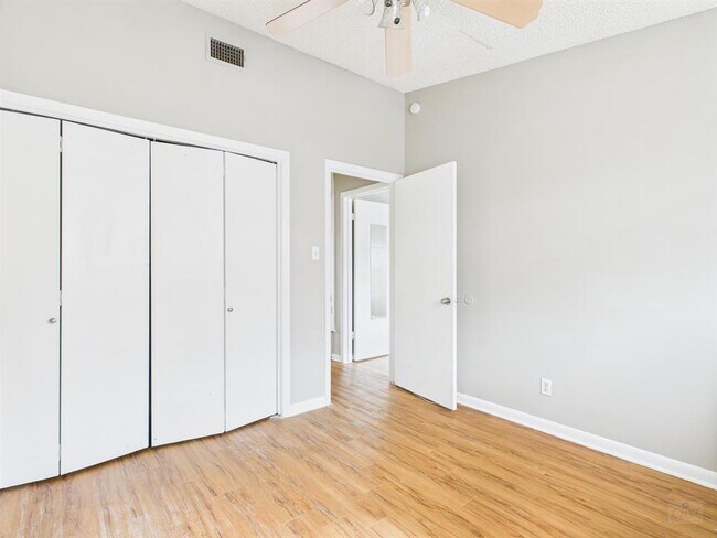 Photo - 616 W 51st St