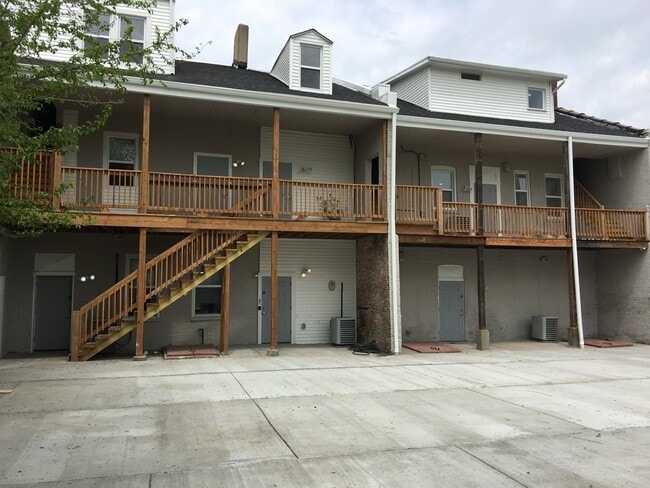 Building Photo - 2 Bedroom/1 Bath