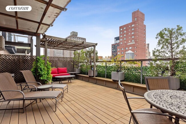 Building Photo - 215 E 24th St