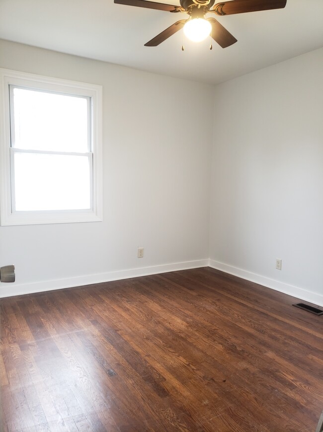 Recién pintada en toda la casa; cada habitación tiene una ventana para luz natural. - 2713 Jenkins St