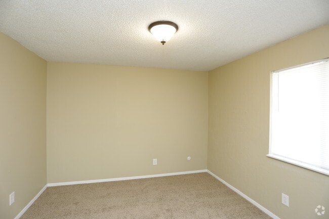 2BR, 1.5BA - 910 SF