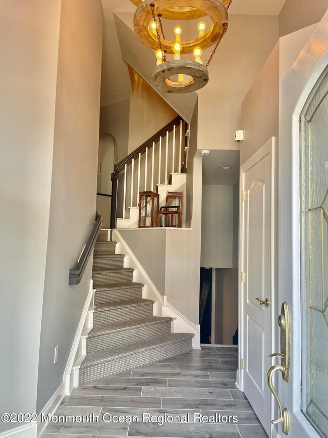 15 Riviera Dr