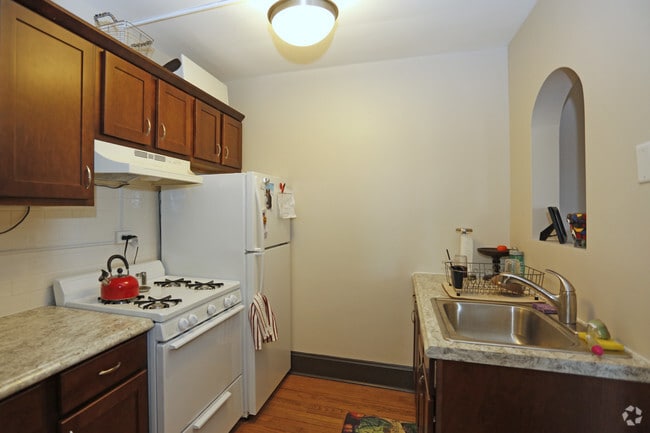 Junior 1BR, 1BA - Kitchen - 304 W Touhy Ave
