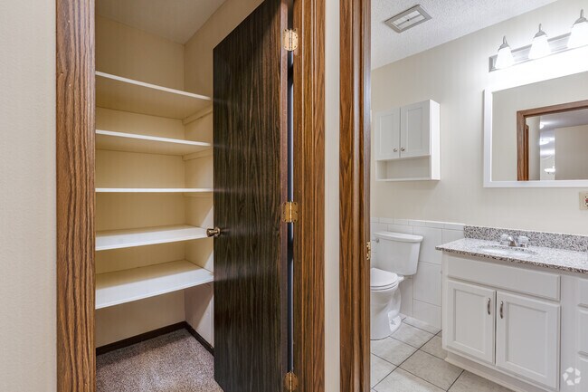1BR, 1BA - 840SF - Storage and Bathroom