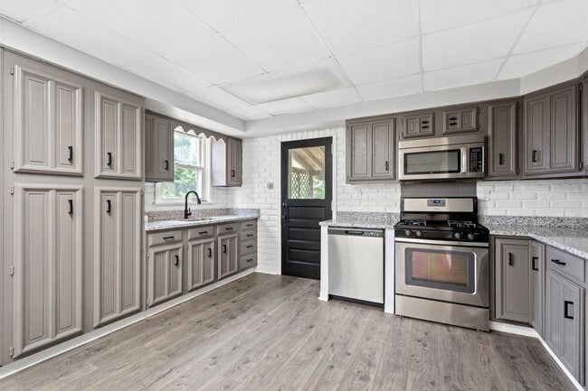 Building Photo - Stunning 3 bedroom home in Carrick available May 15!