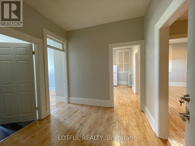 Photo - 4 - 4 1/2 RUSSELL STREET E