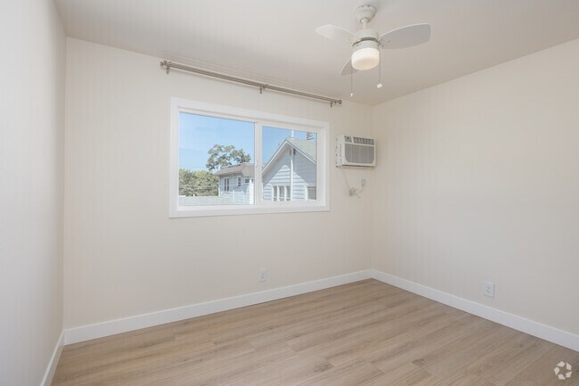 2BR, 1BA - 750SF - Bedroom
