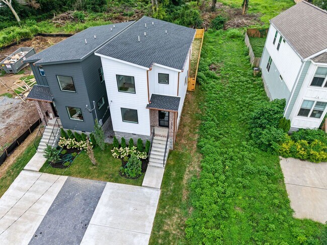 Photo - Modern Living & Downtown Skyline Views!