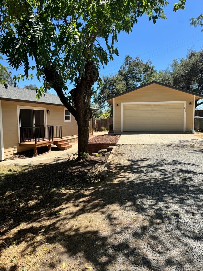 Photo - 211 Mulberry Ln