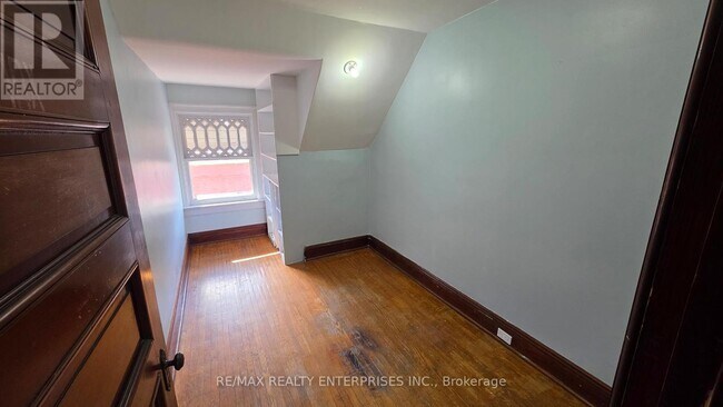 Photo - 142 Emerald St S