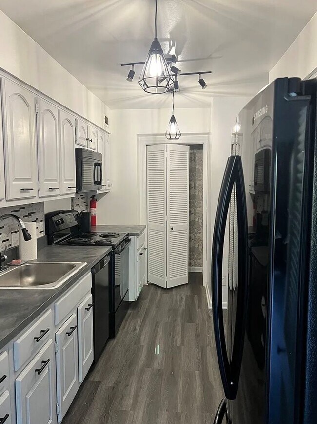 Photo - Large Foggy Bottom Beauty - 1+Den + 1 FB