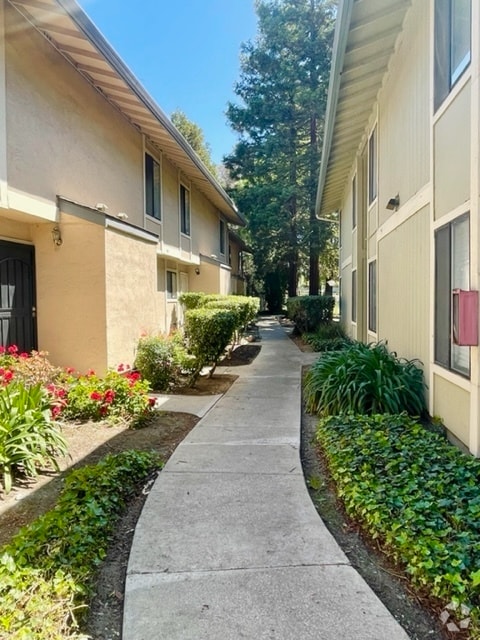 Building Photo - 2144 Northwood Cir Unit H Rental
