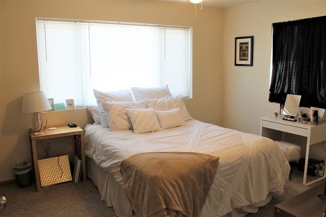 Spacious Bedrooms! - 1021 Vattier St Unit 1029 Vattier