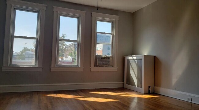 Photo - 3133 N Calvert St Unidad 3