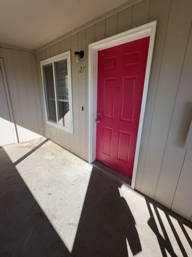 Building Photo - 2 Bed 1 Bath Upstairs Unit in Well-Maintained Complex