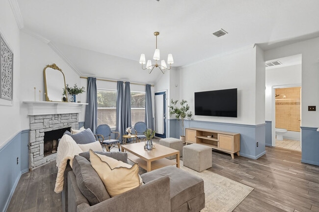 Building Photo - 2402 Blue Holly Dr Unit ID1019580P