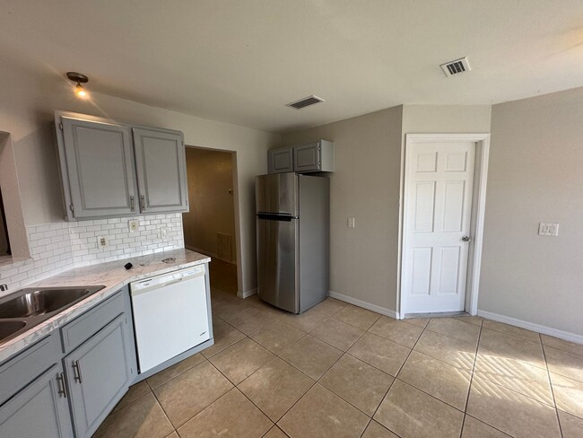 Photo - Spacious 3/2 Home with Screened Patio and Large Yard *Lawn Care Included!*