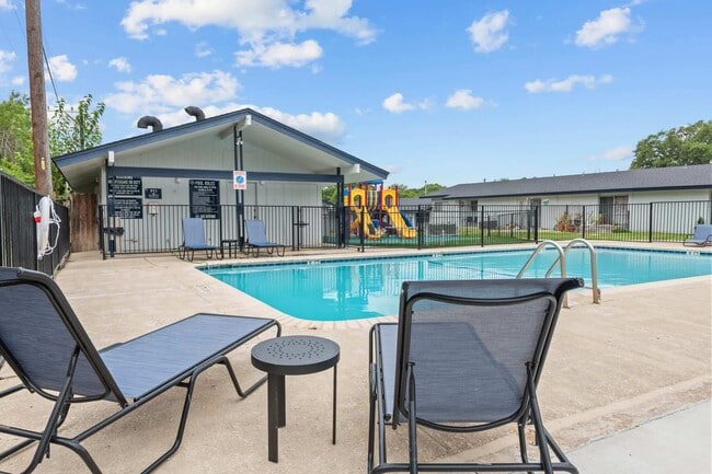 Building Photo - Peaks at Live Oak