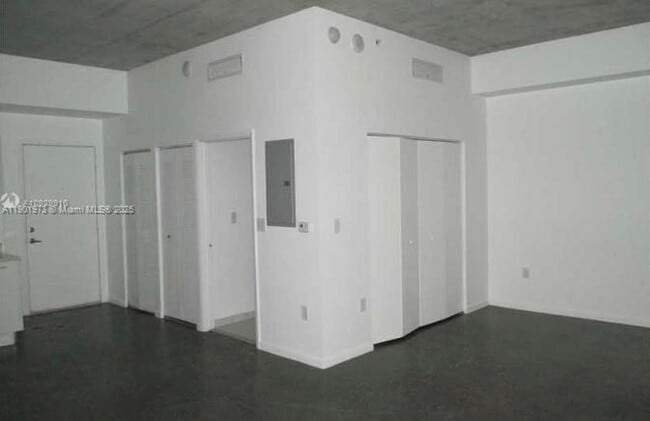 Photo - 133 NE 2nd Ave Unidad 1103