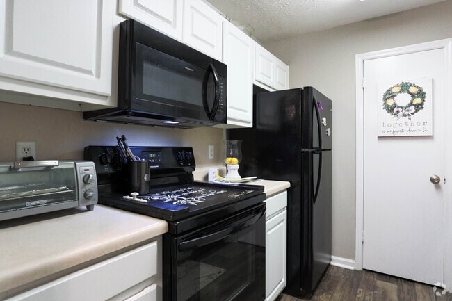 2BR, 2BA - 900 SF - Hunters Run Apartments