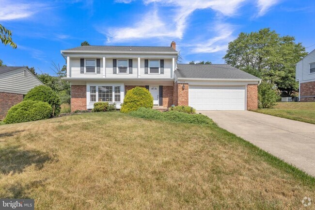 Building Photo - IMMACULATE UPDATED COLONIAL IN FOX HILLS. Rental