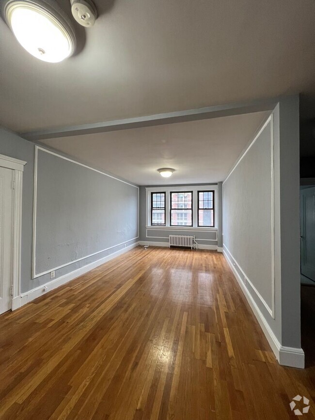 Building Photo - Newly renovated three bedroom on Commonwea... Rental