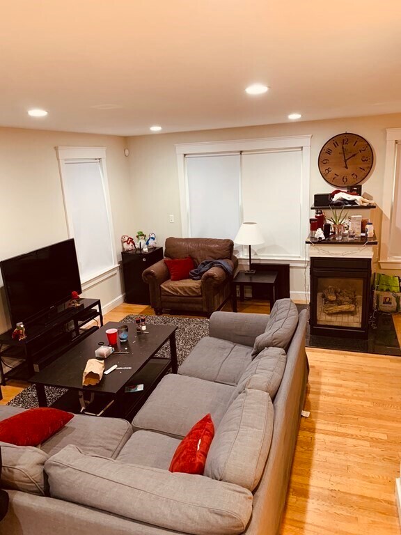 Photo - 27 Iroquois St