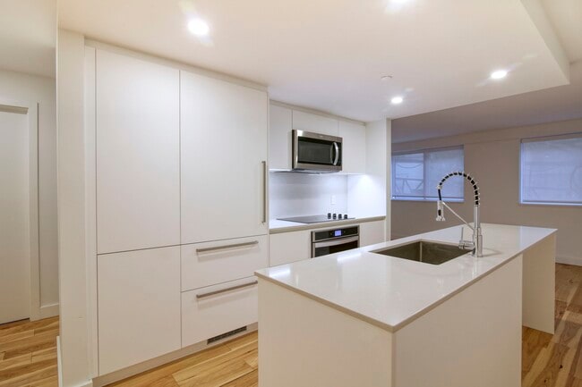 Building Photo - 3460 Rue Peel Unit 1605