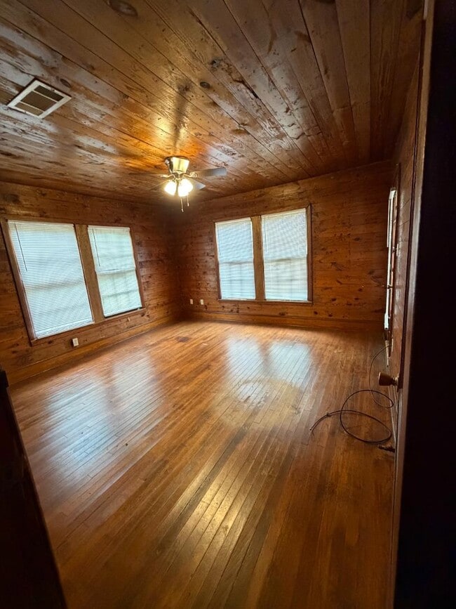 Photo - 2021 Center Rd