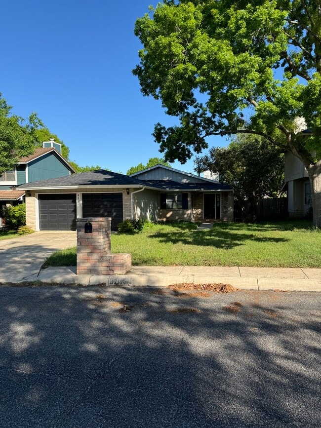 Photo - NICE 3 BEDROOM HOME WALKING DISTANCE TO THE NORTHERN HILLS GOLF COURSE!  FIREPLACE IN LIVING*STOV...