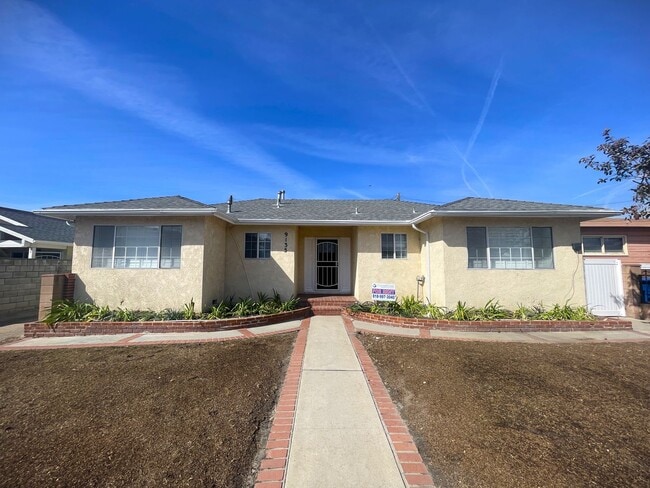 Photo - Stylish 4 Bed, 2 Bath Property in Arleta