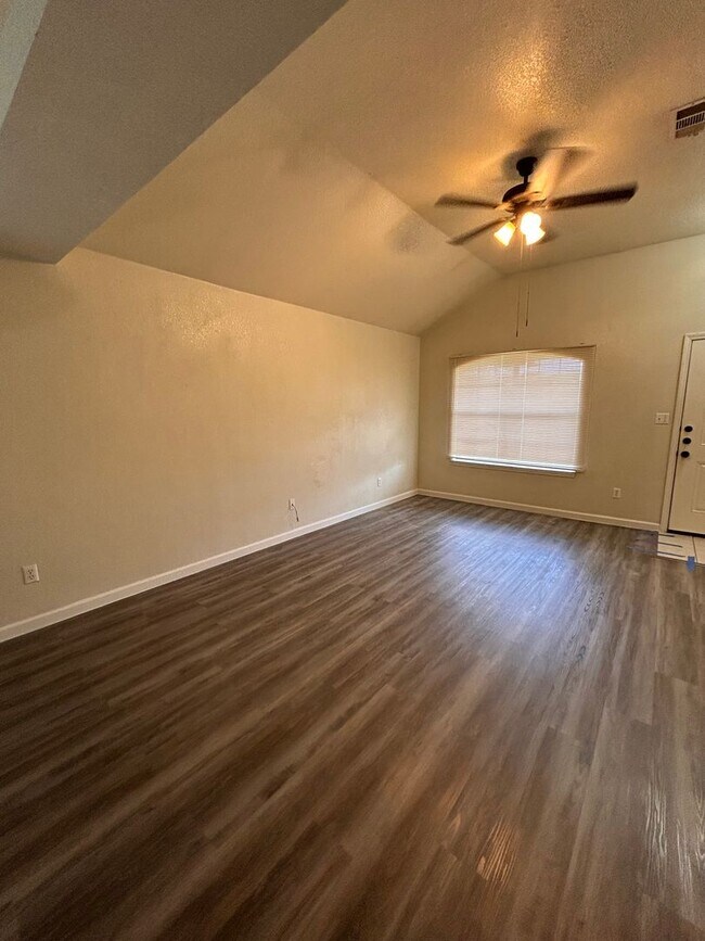 Photo - 3208 Raven Dr Unidad B