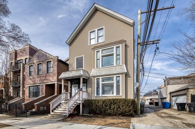 Photo - 3 bedroom in Chicago IL 60657 Unit CH