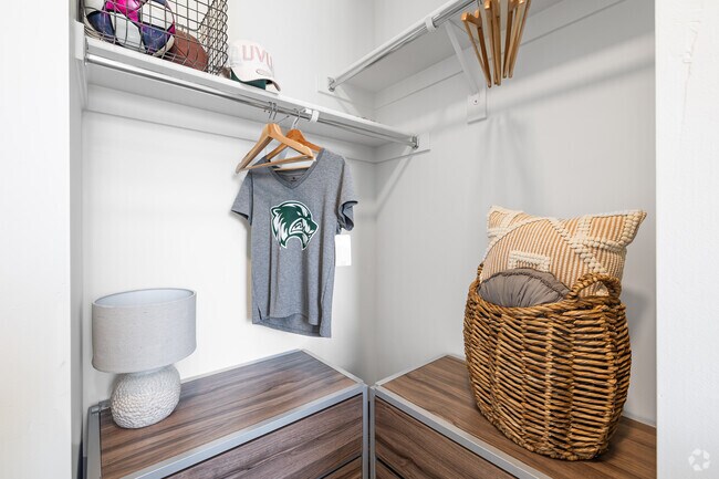 4BR, 4BA - 1,267SF - Closet