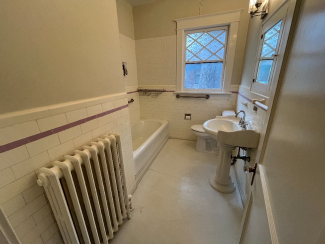 Photo - 845 University St