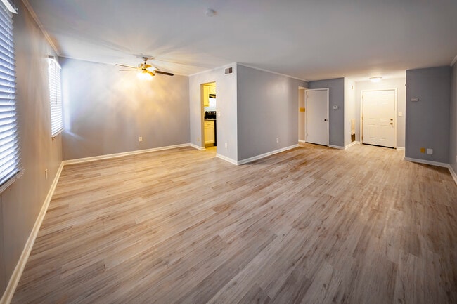 Photo - Williamsburg Square