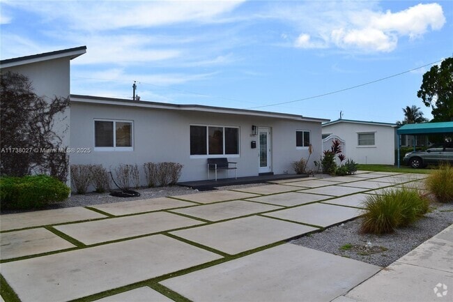 Building Photo - 3221 SW 93rd Pl Unit A Rental