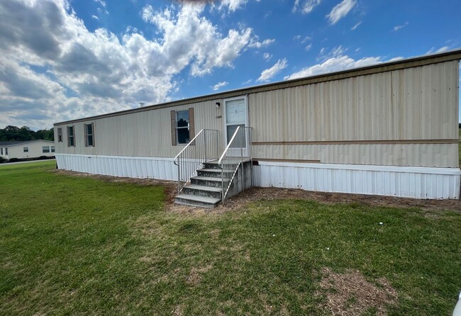 2 BR, 2 BA single-wide in Pikeville *LAWN ... - 2 BR, 2 BA single-wide in Pikeville *LAWN ... House