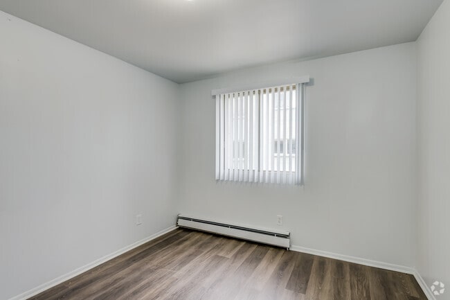 1 BR, 1 BA - 660SF
