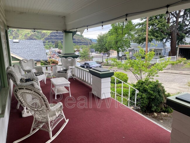 Photo - 837 SE Blakeley Ave