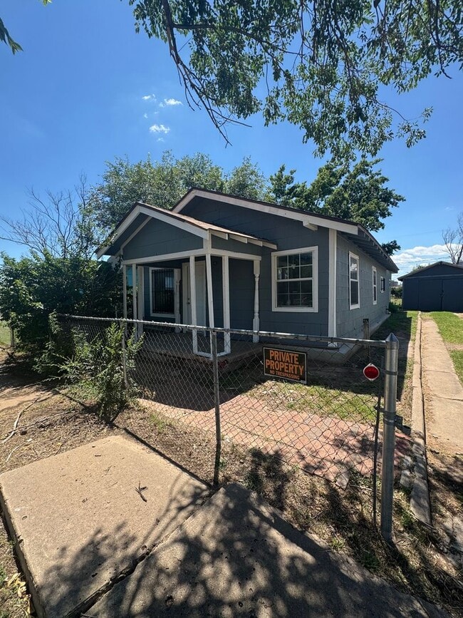 Building Photo - 3bedroom 1bathroom electric and water PAID... Rental