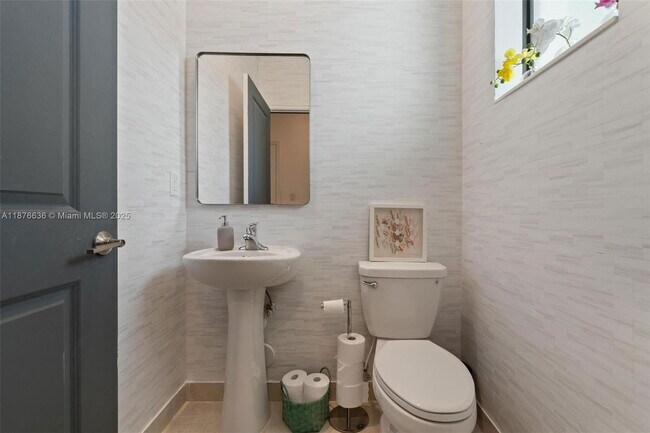 Photo - 403 NE 212th St