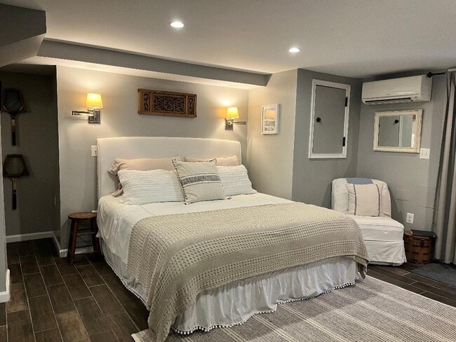 cama king - 917 Constitution Ave NE Unidad 1